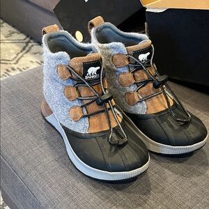 Sorel Kids' Black and Tan Boots Excellent Condition! Sz 5